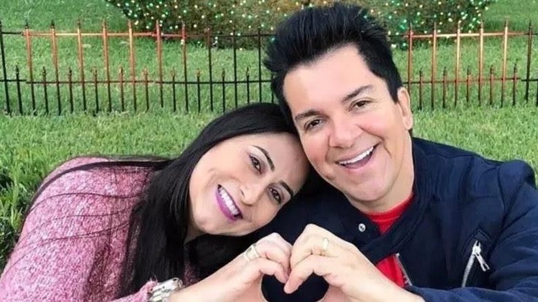 Esposa de Regis Danese atualiza estado de saúde do cantor após acidente de carro