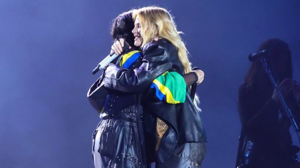 Luísa Sonza e Demi Lovato no palco do The Town