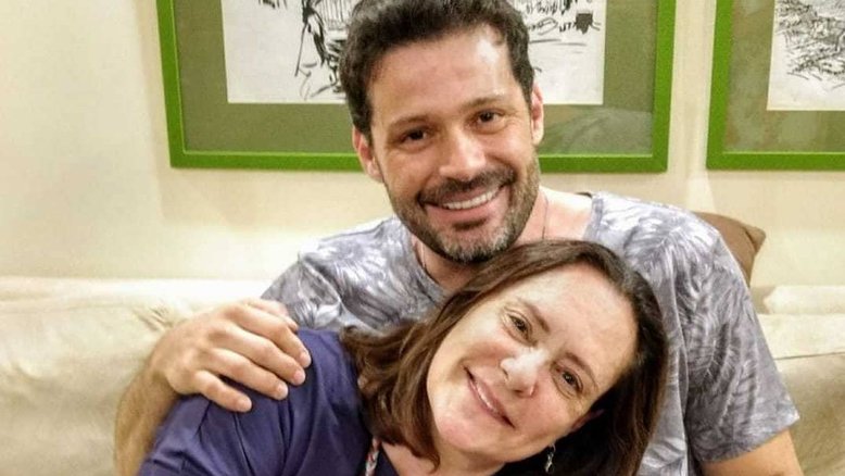 Thiago Picchi com a mãe Elizabeth Savala
