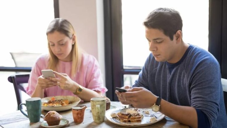 A Geração Z não quer comer se isso significar desligar o telefone, diz estudo