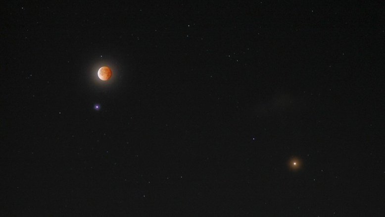 Nesta imagem, registrada em abril de 2014, na ilha caribenha de Barbados, a Lua foi completamente imersa na sombra da Terra, em um Eclipse Lunar Total. A cor vermelha da Lua obscurecida contrasta bem com a brilhante e azulada Spica, a estrela Alfa da Constelação de Virgem. Mais brilhante que Spica e à direita, vê-se ainda o avermelhado planeta Marte
