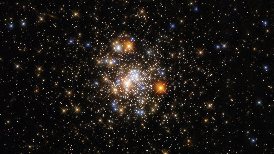 Esta imagem repleta de estrelas, feita pelo Telescópio Espacial Hubble, retrata NGC 6717, localizado a mais de 20 mil anos-luz da Terra, na direção da Constelação de Sagitário. NGC 6717 é um aglomerado globular, uma coleção aproximadamente esférica de estrelas fortemente unidas pela gravidade. A Constelação de Sagitário está na mesma área do céu noturno onde fica o centro da Via Láctea que, por conter muito gás e poeira, absorve a luz. Esta absorção de luz torna desafiador o estudo de aglomerados globulares perto do centro galáctico