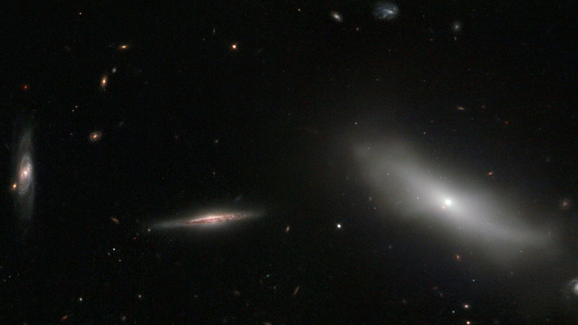 Esta imagem do Telescópio Espacial Hubble mostra um grupo de galáxias, localizado na Constelação de Eridanus. NGC 1190, à direita do quadro, pertence a um conjunto de galáxias conhecido como Hickson Compact Group 22 (HCG 22). Os Grupos Compactos de Hickson contém galáxias incrivelmente unidas. Seu descobridor, Paul Hickson, descreveu 100 desses objetos em seu catálogo HCG, na década de 1980. Acredita-se que esses grupos de vida curta e tendências autodestrutivas terminem se fundindo em galáxias elípticas gigantes. Entretanto, apesar da informação sobre a sua forma e destino, o papel deles na formação e evolução galáctica ainda não está claro