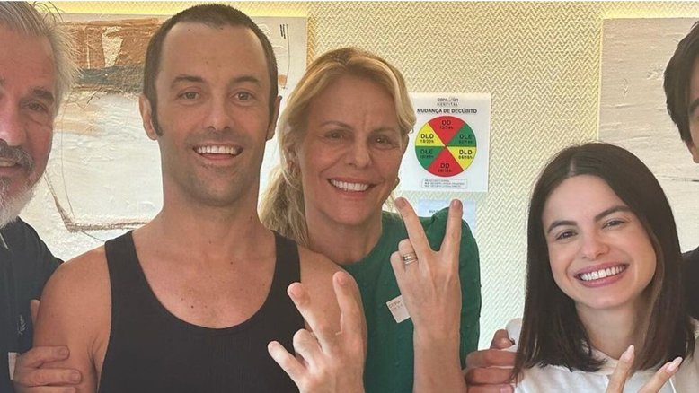 Kayky Brito e família após alta hospitalar