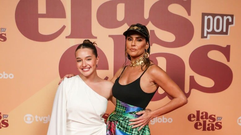 Kiria Malheiros posa ao lado de Deborah Secco