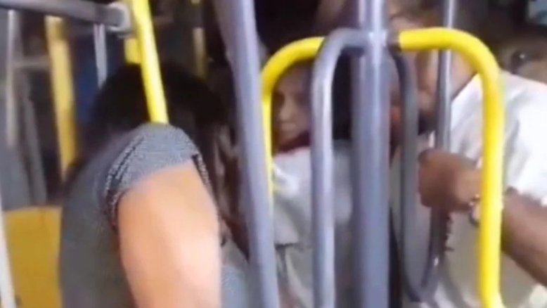 PE: Mulher fica com a cabeça presa em catraca dupla de ônibus; vídeo