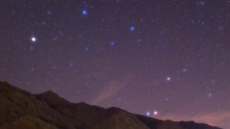 A azulada e nobre Regulus, a estrela Alfa da Constelação de Leão, e o planeta vermelho Marte aparecem como um par colorido, bem rente ao horizonte, nesta paisagem que dá destaque ao conjunto estelar dedicado ao mítico felino. Esta foto é de junho de 2010 e foi feita em Oraman, uma região montanhosa do Curdistão, no Oeste do Irã, perto da fronteira com o Iraque. O planeta Saturno também brilha, à esquerda da imagem, como um ponto acinzentado, arredondado e brilhante no céu