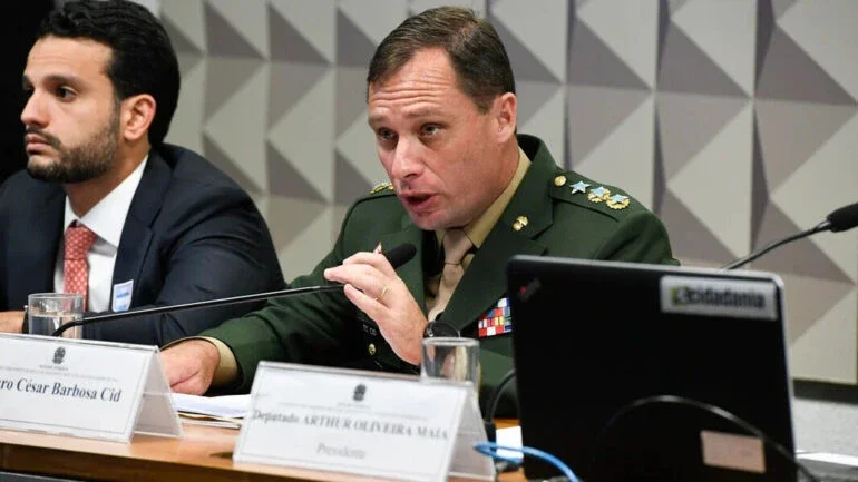 Em depoimento à PF, Cid confessou ter entregue dinheiro das joias nas mãos de Bolsonaro, diz revista