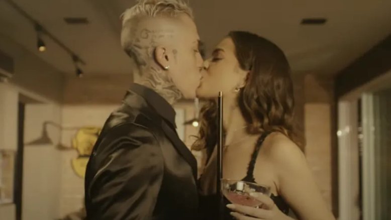 MC Daniel e Mel Maia trocam beijos em clipe de nova música do cantor