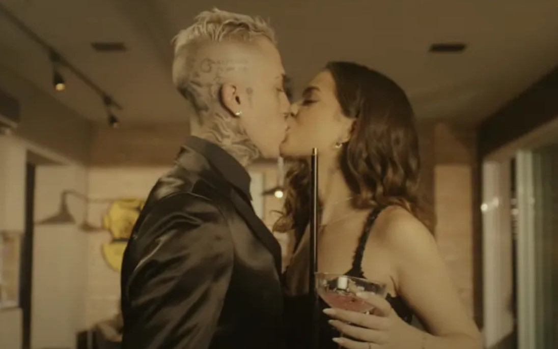 MC Daniel e Mel Maia trocam beijos em clipe de nova música do cantor