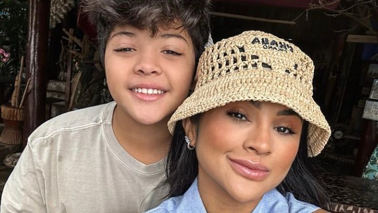 Mileide Mihaile posa ao lado do filho Yudi