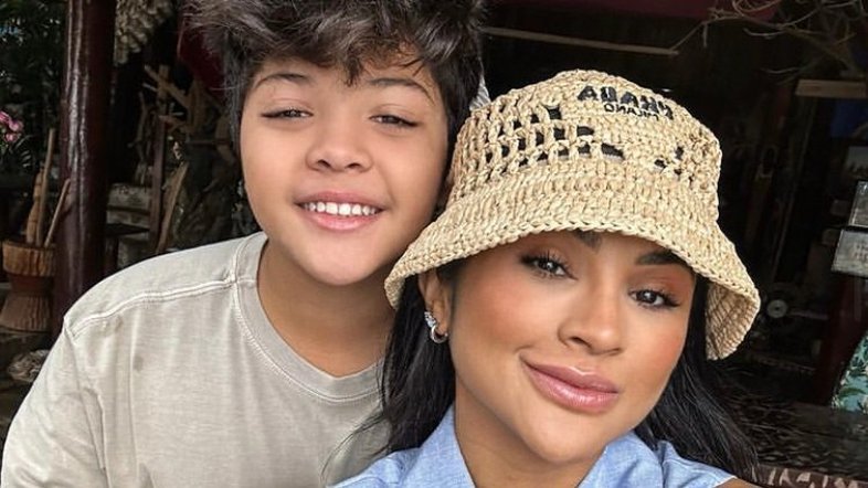 Mileide Mihaile posa ao lado do filho Yudi