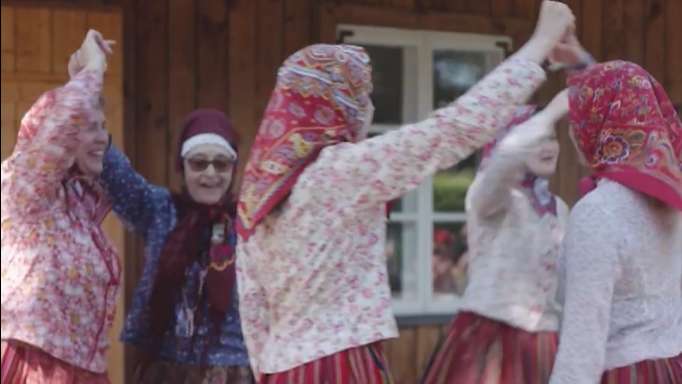 Mulheres na ilha de Kihnu, na Estônia