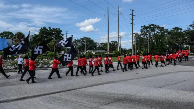 Neonazistas marcham do lado de fora da Disney, nos EUA