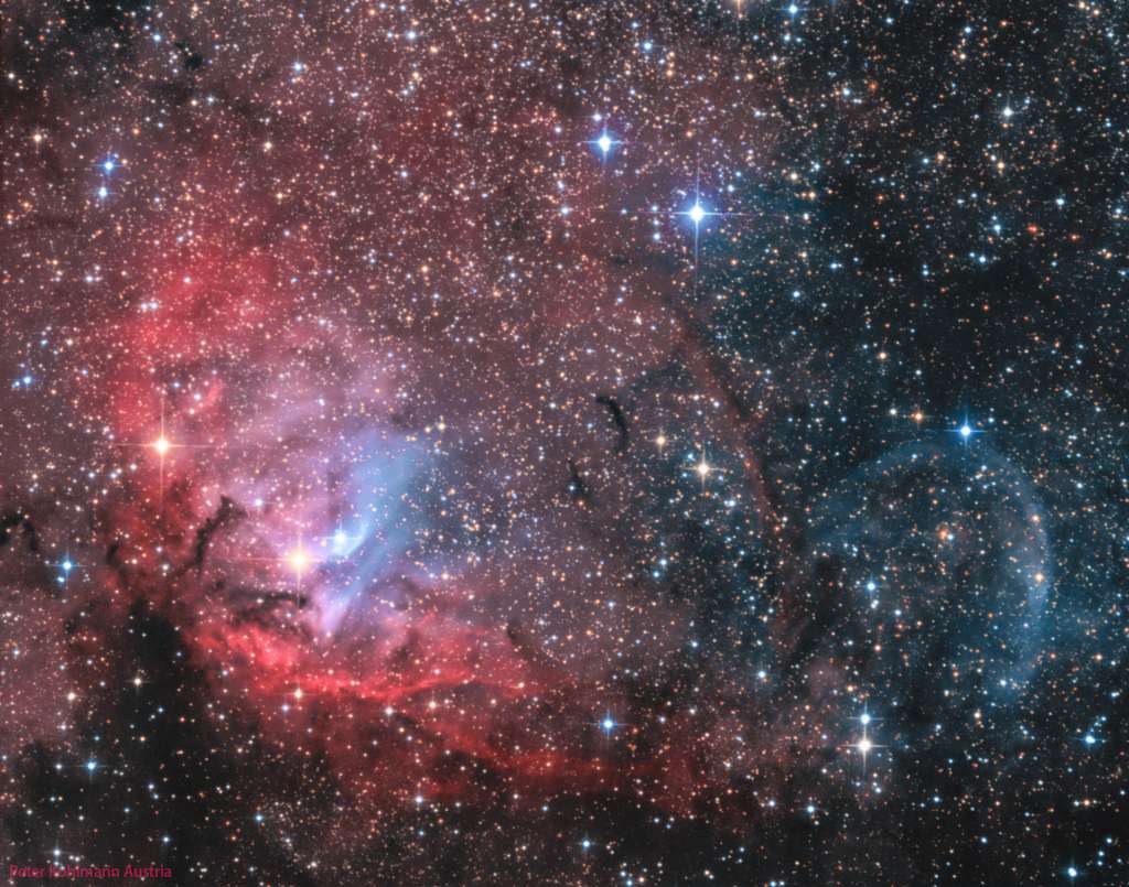 Enquadrando uma região de emissão brilhante, esta imagem telescópica destaca o plano da nossa galáxia, a Via Láctea, em direção à Constelação do Cisne, que é muito rica em nebulosas. Popularmente chamada de Nebulosa da Tulipa, a nuvem avermelhada de gás e poeira interestelar também é identificada como Sh2-101. Com quase 70 anos-luz de diâmetro, a complexa Nebulosa da Tulipa está a cerca de 8 mil anos-luz de distância. A radiação ultravioleta de jovens estrelas energéticas ioniza os átomos e alimenta a sua emissão