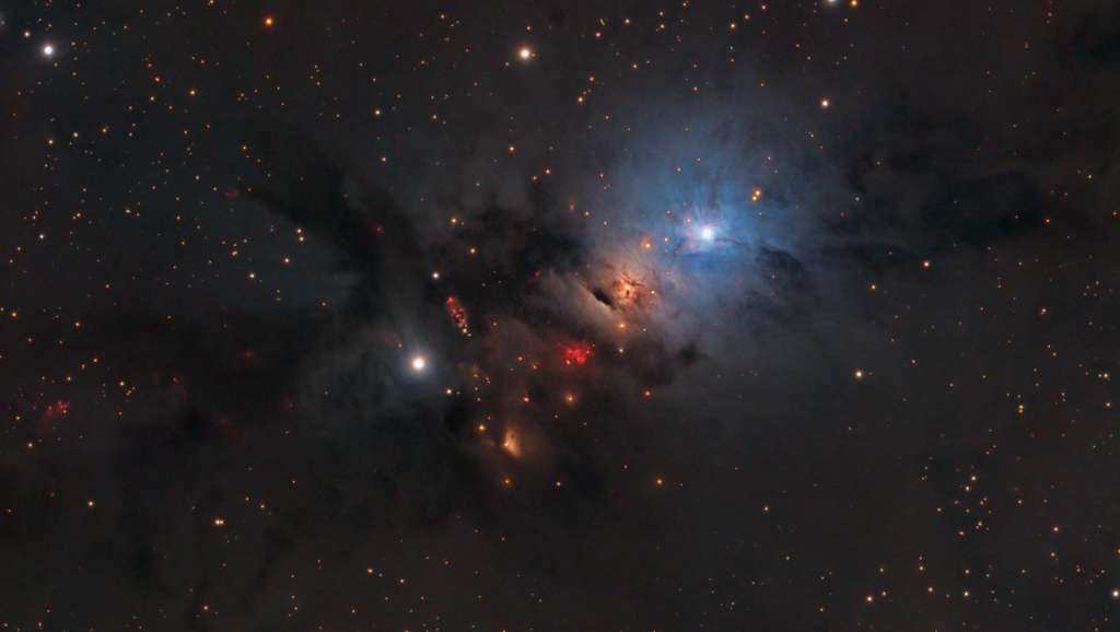 NGC 1333 aparece nesta imagem retratada em luz visível. Como nebulosa de reflexão, ela é dominada por tons azulados característicos da luz estelar refletida pela poeira interestelar. A apenas mil anos-luz de distância, na Constelação de Perseu, ela fica na borda de uma grande nuvem molecular de formação de estrelas. NGC 1333 contém centenas de estrelas com menos de um milhão de anos, a maioria ainda escondida dos telescópios ópticos pela poeira estelar. Acredita-se que este ambiente caótico seja semelhante àquele em que o nosso Sol se formou, há mais de 4,5 bilhões de anos