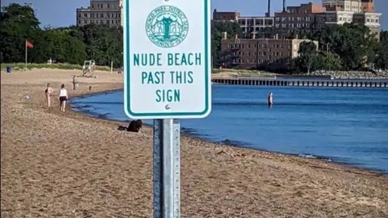 Desconhecido instala cartaz falso de nudismo em praia popular de Chicago