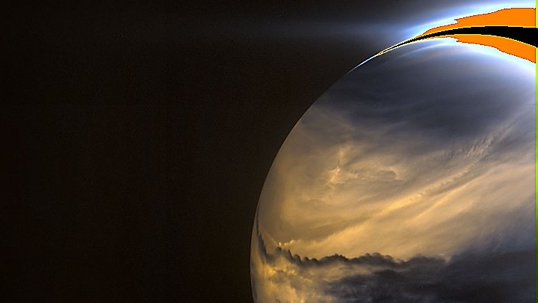 Por que Vênus é tão diferente da Terra? Para ajudar a descobrir, o Japão lançou a espaçonave robótica Akatsuki, que entrou em órbita ao redor de Vênus no final de 2015. Nesta imagem feita pelo equipamento japonês, vê-se o lado noturno de Vênus, com com uma faixa equatorial irregular de nuvens altas e escuras, que absorvem luz infravermelha de camadas mais quentes e mais profundas da atmosfera do planeta. A faixa laranja e preta brilhante, no canto superior direito, é um efeito digital que cobre parte do lado diurno muito mais brilhante de Vênus. Análises de imagens e dados da Akatsuki mostraram que o planeta possui jatos equatoriais semelhantes às correntes de ar atmosférico da Terra