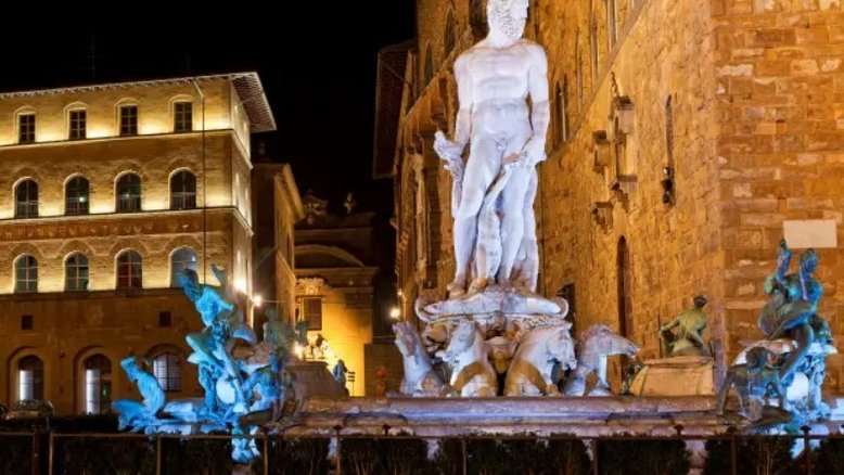Turista danifica famosa fonte italiana ao escalar para tirar selfie