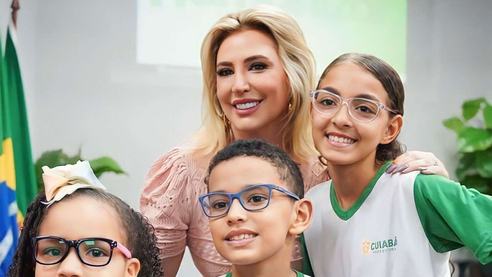 Primeira-dama de Cuiabá, Márcia Pinheiro, com crianças beneficiadas pelo projeto Enxergar e Humanizar