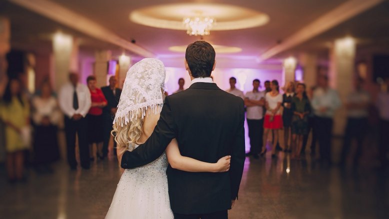 Noivo disponibiliza 'creche' para não ter criança em seu casamento e é criticado