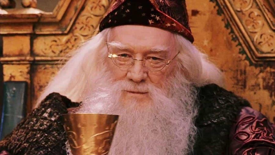 Richard Harris foi o "primeiro" Alvo Dumbledore. Ele participou de dois filmes da saga