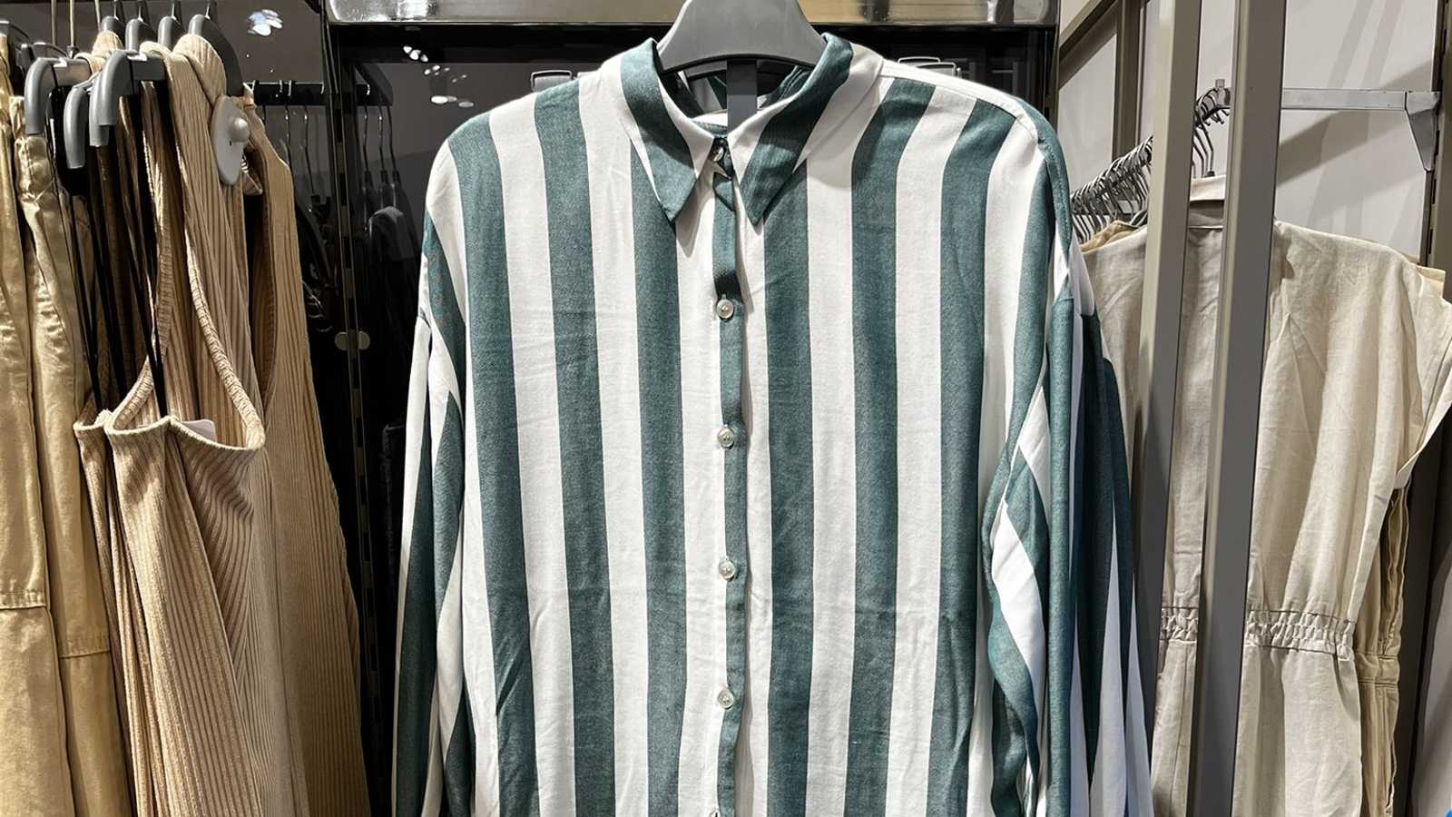 Conjunto composto por uma camisa e uma calça listrados nas cores branca e azul foi associado por internautas aos uniformes dos campos de concentração nazistas