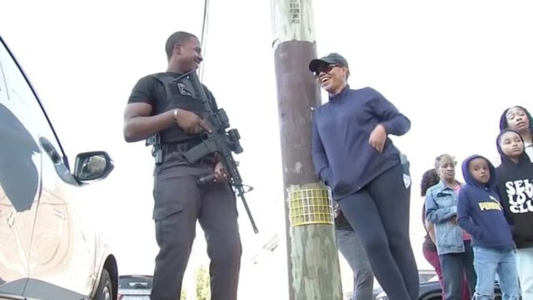 Restaurante contrata segurança com rifles para proteger clientes