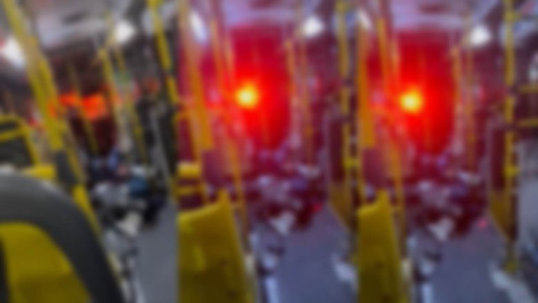No Rio, três passageiros ficam feridos após material explosivo jogado em ônibus