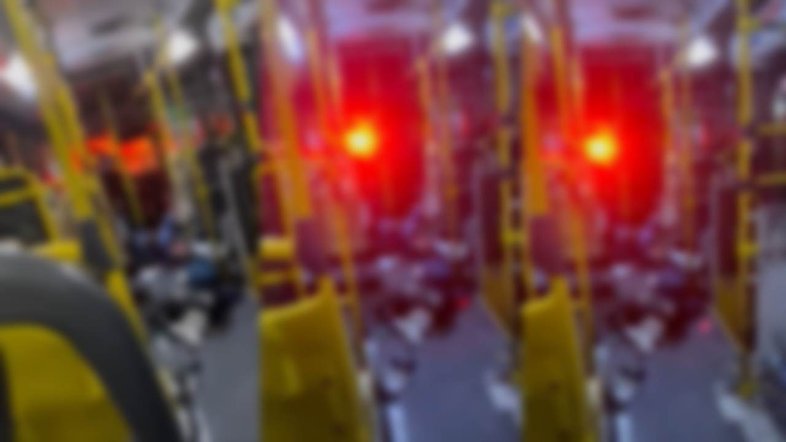 No Rio, três passageiros ficam feridos após material explosivo jogado em ônibus