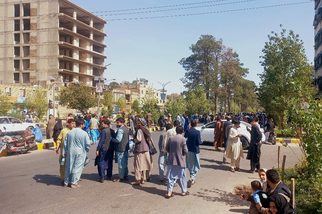Pessoas se reúnem nas ruas de Herat em 7 de outubro de 2023 após um terremoto de magnitude 6,3 atingir o Afeganistão