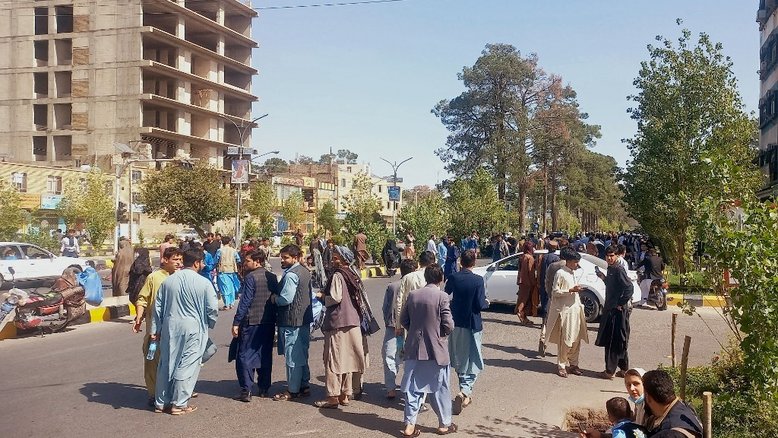 Pessoas se reúnem nas ruas de Herat em 7 de outubro de 2023 após um terremoto de magnitude 6,3 atingir o Afeganistão