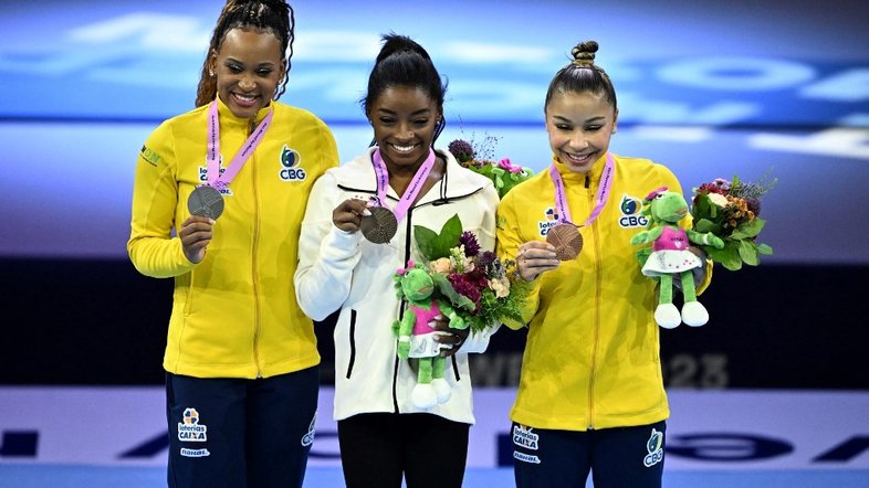 Rebeca Andrade e Flávia Saraiva dividiram o pódio com Simone Biles