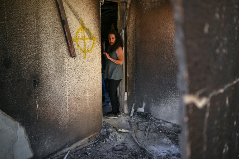 De volta ao seu kibutz queimado, uma mãe israelense teme pelos filhos sequestrados