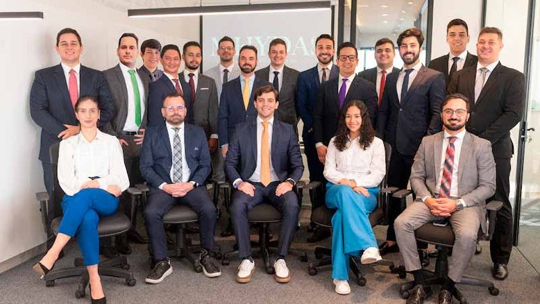 Parte da equipe Mhydas Planejamento Financeiro no escritório matriz, em Ponta Grossa, Paraná. Foto: Divulgação.