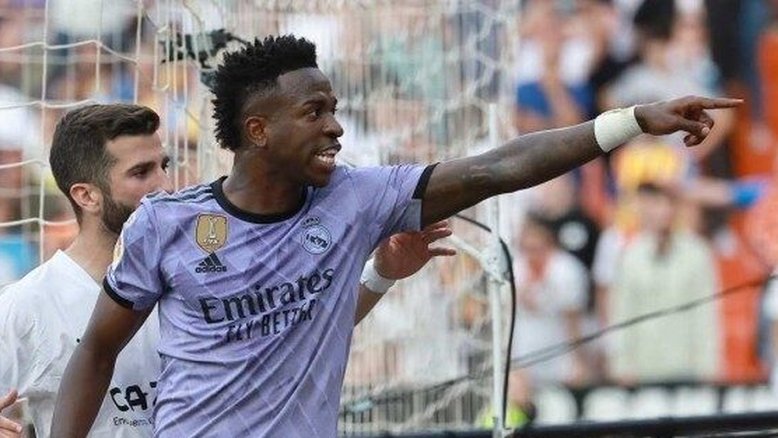 Vini Jr. é vítima de racismo mais uma vez na Espanha em jogo do Real Madrid contra Barcelona