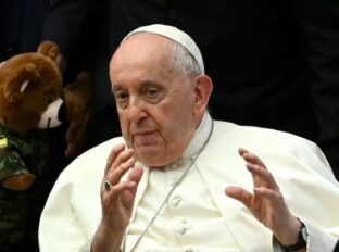 Num gesto muito raro, Papa demite bispo conservador norte
