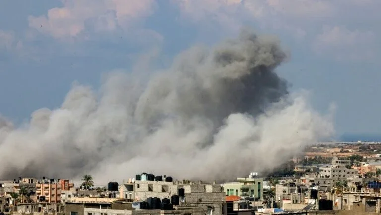 Israel faz novos ataques contra Gaza e mata comandante do Hamas