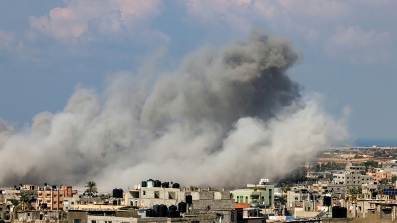 Israel faz novos ataques contra Gaza e mata comandante do Hamas