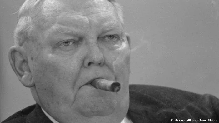 1963: Arquiteto do milagre econômico alemão torna-se chanceler federal