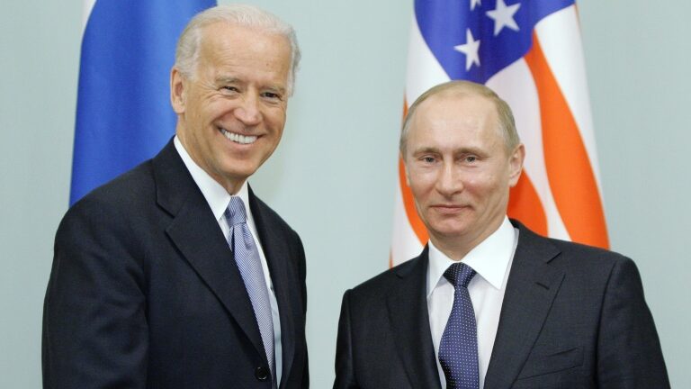 O então primeiro-ministro russo Vladimir Putin recebe o então vice-presidente dos Estados Unidos Joe Biden, em Moscou, em 10 de março de 2011