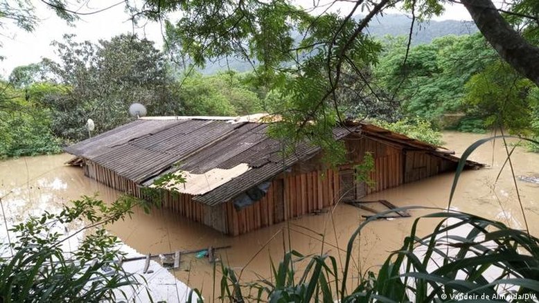 Cheias forçam indígenas a abandonarem suas casas em SC