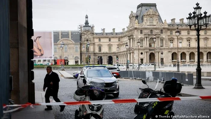Museu do Louvre e Palácio de Versalhes evacuados após ameaças de bomba