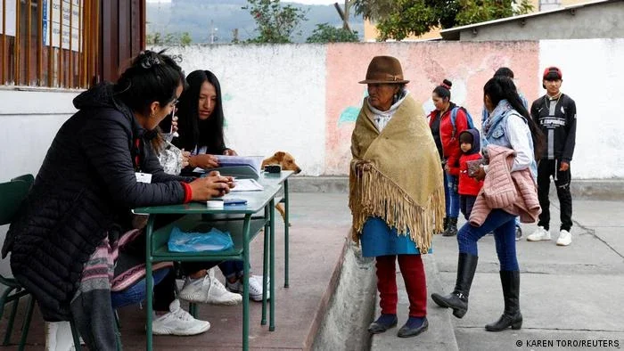 Equador vai às urnas eleger esquerdista ou filho de bilionário