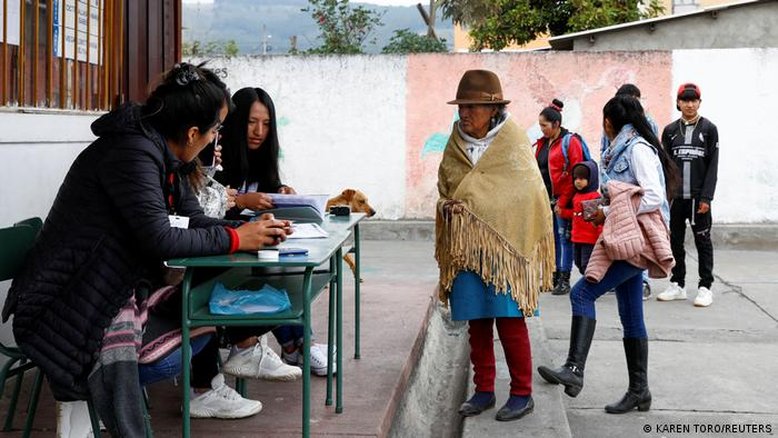 Equador vai às urnas eleger esquerdista ou filho de bilionário