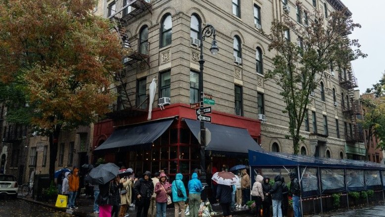 Fãs dão adeus a Matthew Perry no prédio de 'Friends' em Nova York