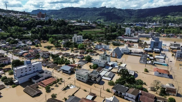 Força-tarefa combate efeitos das chuvas em Santa Catarina