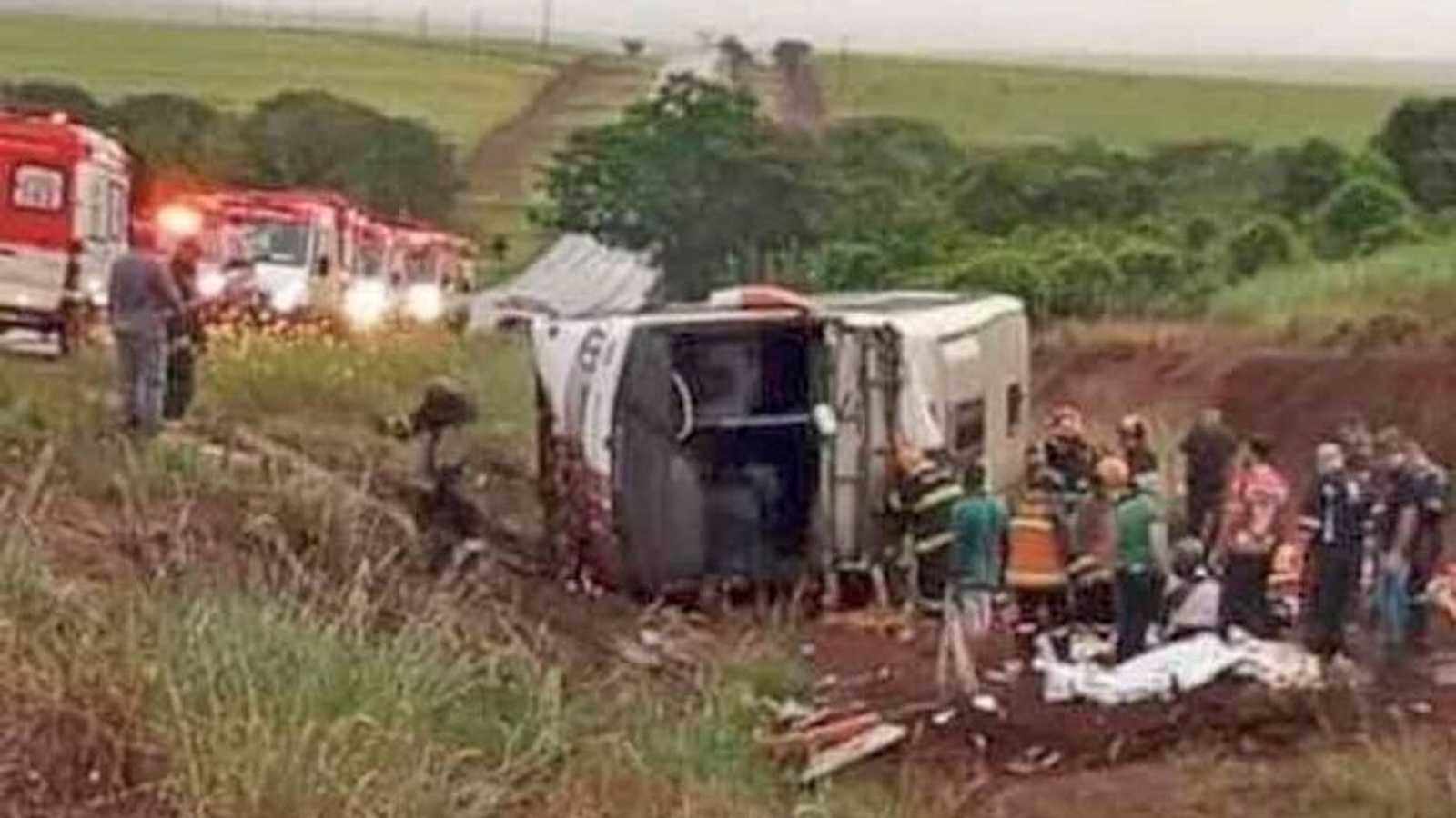 Acidente com ônibus de excursão religiosa deixou 8 mortos