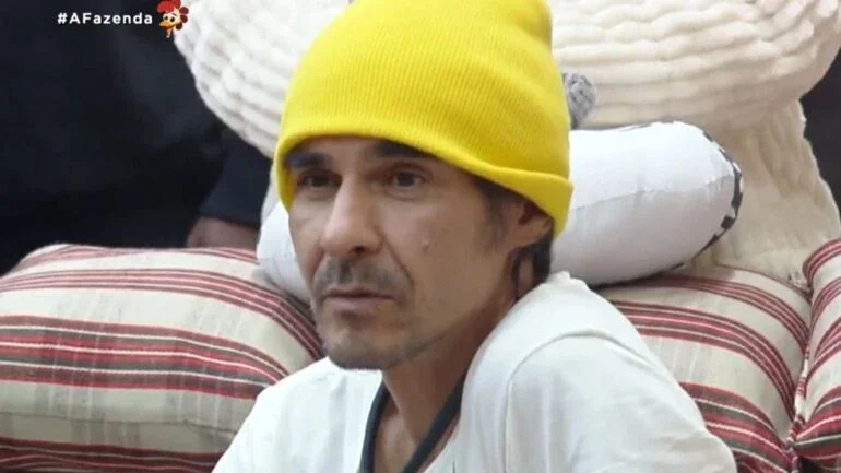 A Fazenda 15: André Gonçalves compara brigas do reality com cuspe em Bolsonaro
