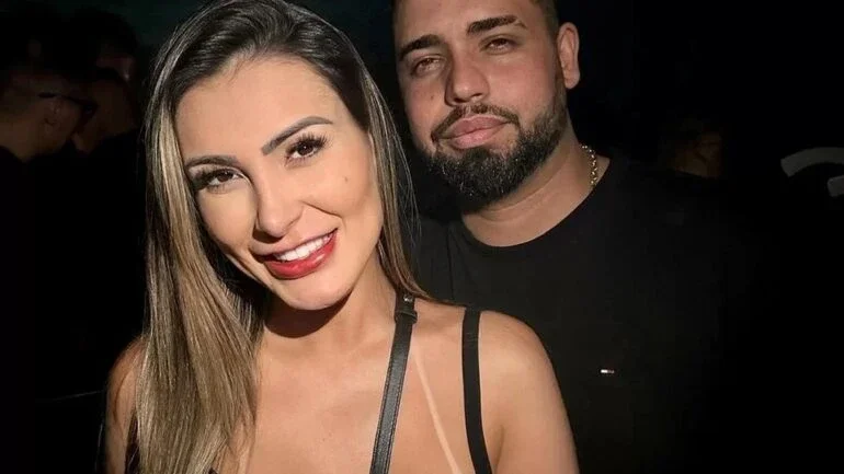 Andressa Urach anuncia fim de namoro após um mês: 